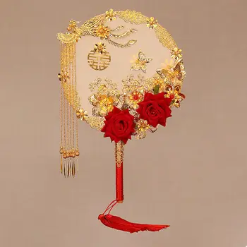 Kínai menyasszony kiterjed az arcát tartja virágot a kezében. Régi stílusú esküvő, esküvő, csoport rajongó, esküvői luxus kezét rajongó